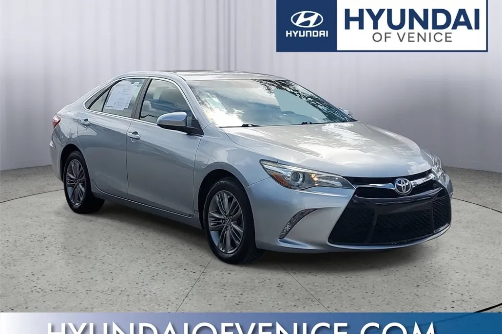 2016 Toyota Camry SE photo 1