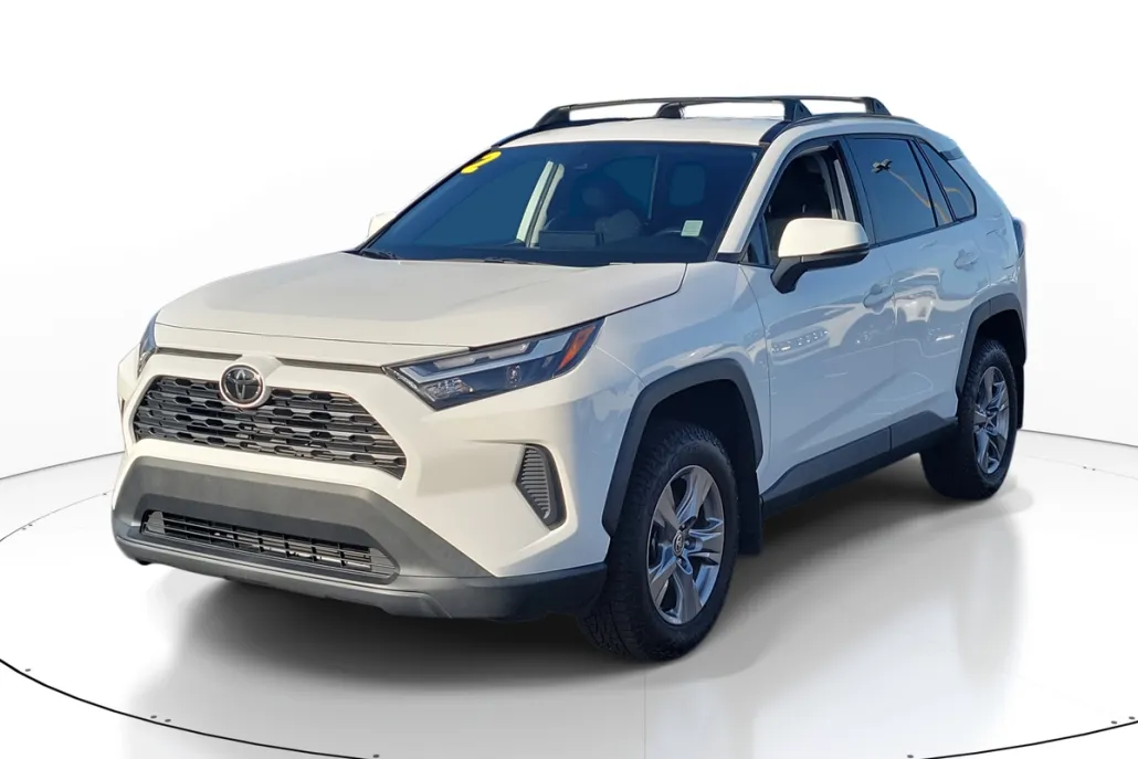 2022 Toyota RAV4 XLE photo 1