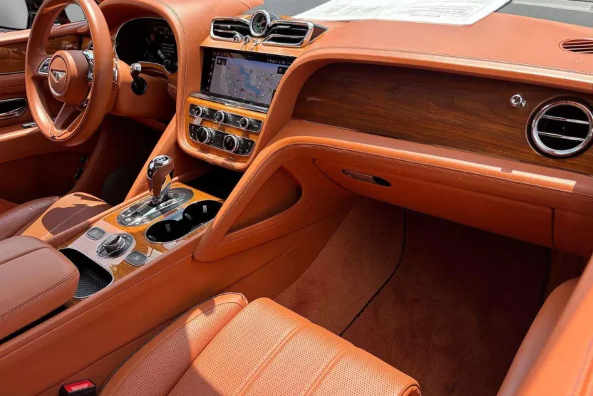 2022 Bentley Bentayga V8 photo 1