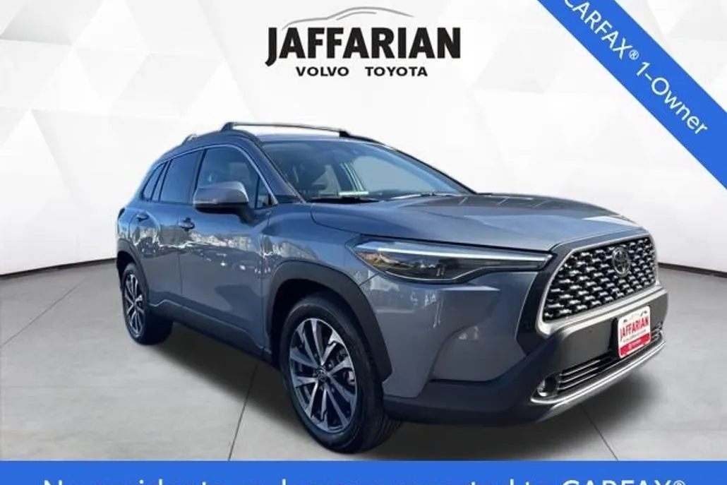 2022 Toyota Corolla Cross XLE photo 1