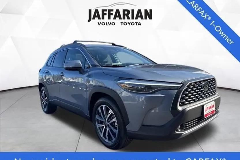 2022 Toyota Corolla Cross XLE photo 1
