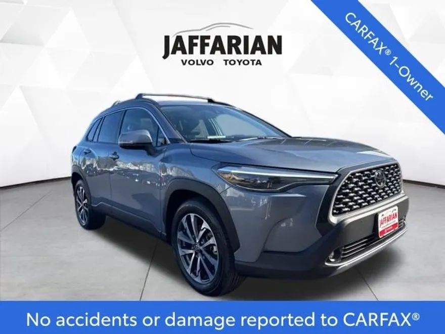 2022 Toyota Corolla Cross XLE photo 1