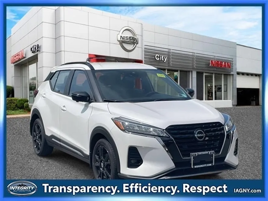 2022 Nissan Kicks SR photo 1