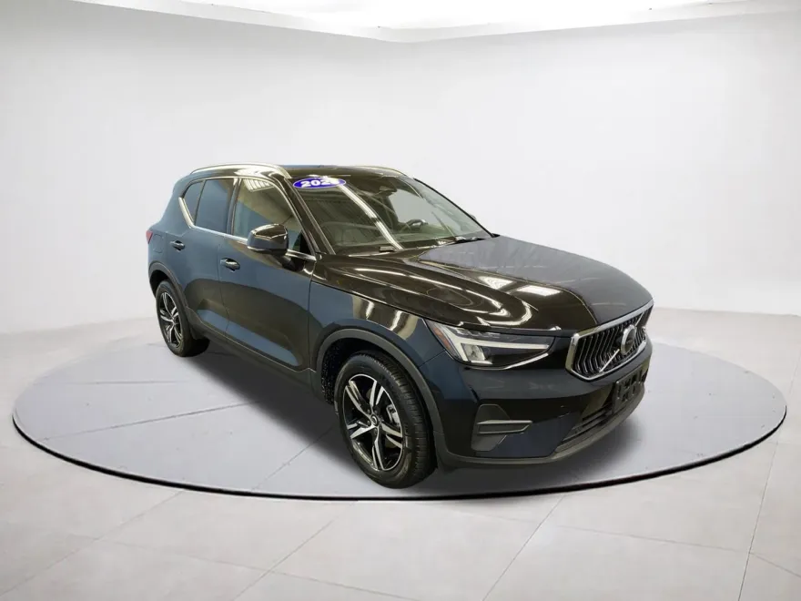 2025 Volvo XC40 Core photo 1