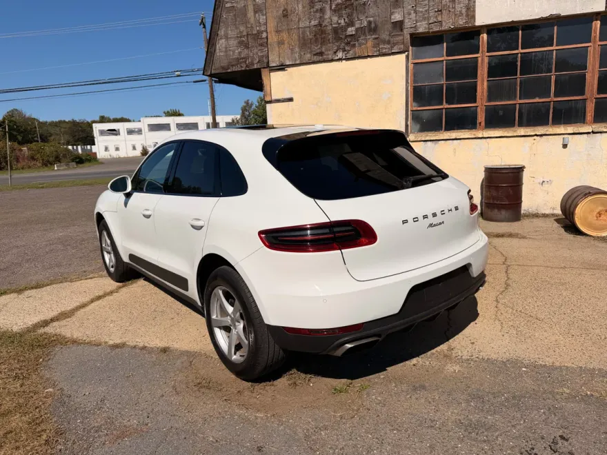 2017 Porsche Macan photo 1