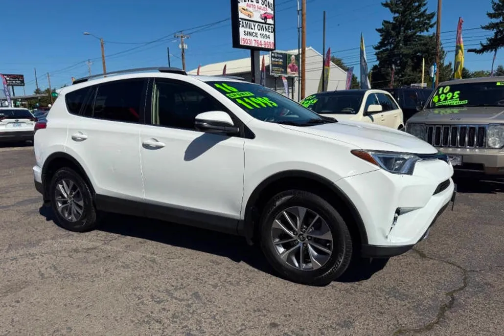 2016 Toyota RAV4 Hybrid XLE photo 1