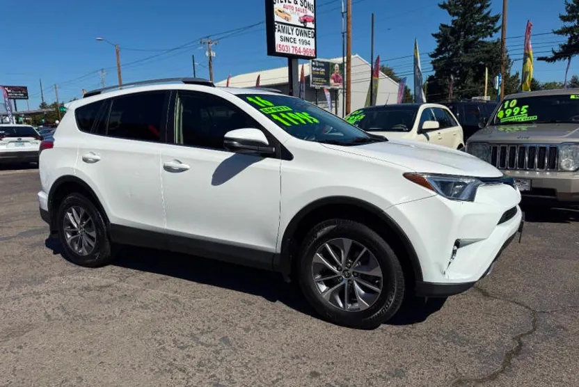 2016 Toyota RAV4 Hybrid XLE photo 1
