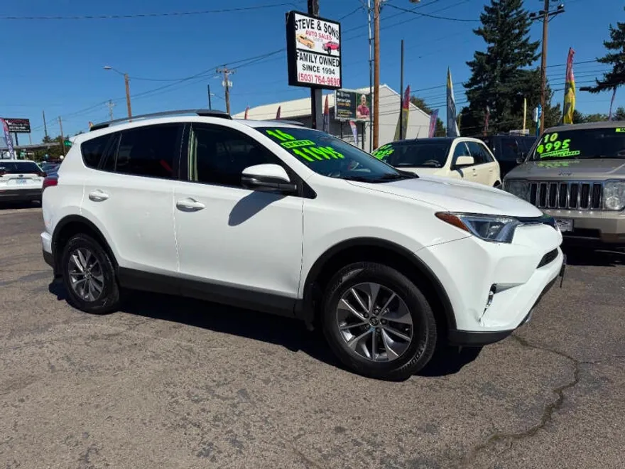 2016 Toyota RAV4 Hybrid XLE photo 1