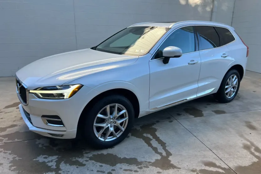 2021 Volvo XC60 T6 Momentum photo 1