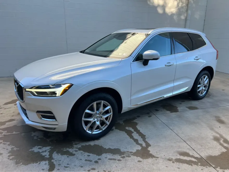 2021 Volvo XC60 T6 Momentum photo 1