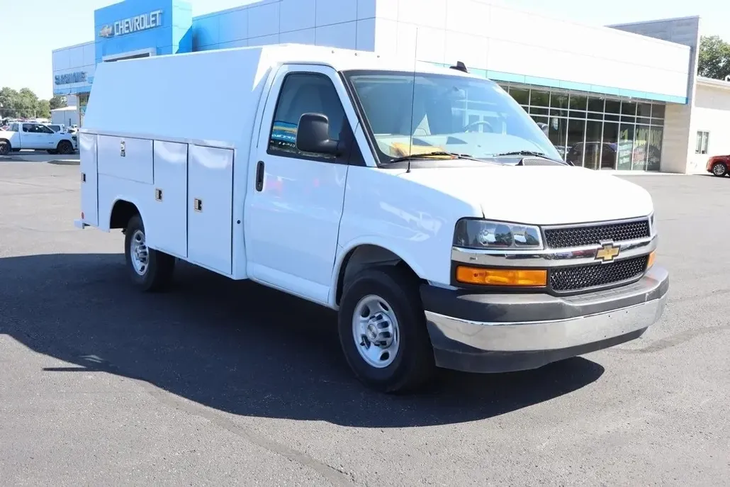 2025 Chevrolet Express 3500 Work Van Cutaway photo 1