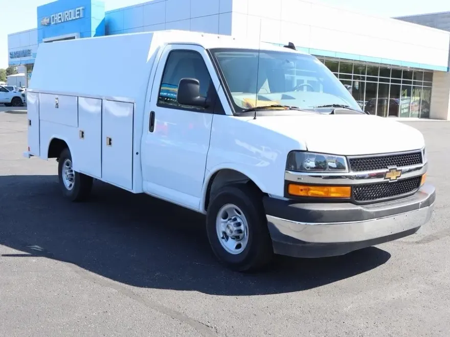 2025 Chevrolet Express 3500 Work Van Cutaway photo 1