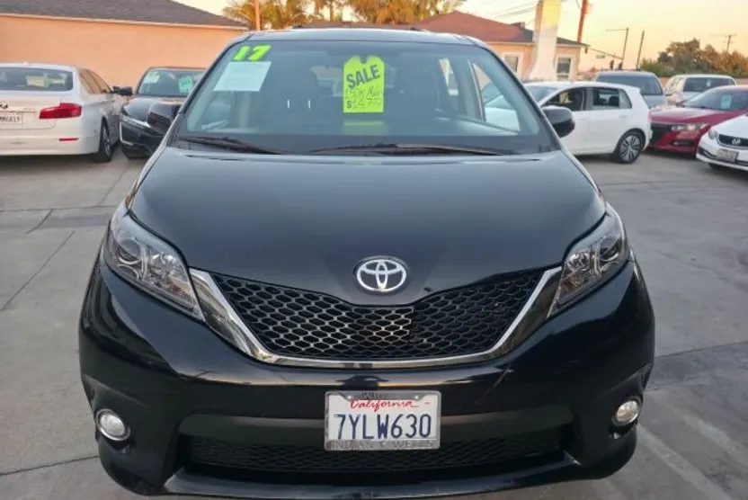 2017 Toyota Sienna SE photo 1
