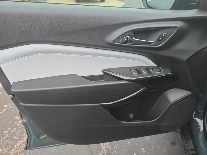 2025 Chevrolet Trax LT photo 9
