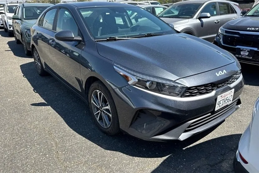 2023 Kia Forte LXS photo 1