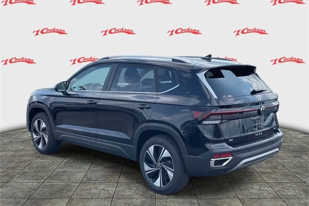 2025 Volkswagen Taos SE photo 1
