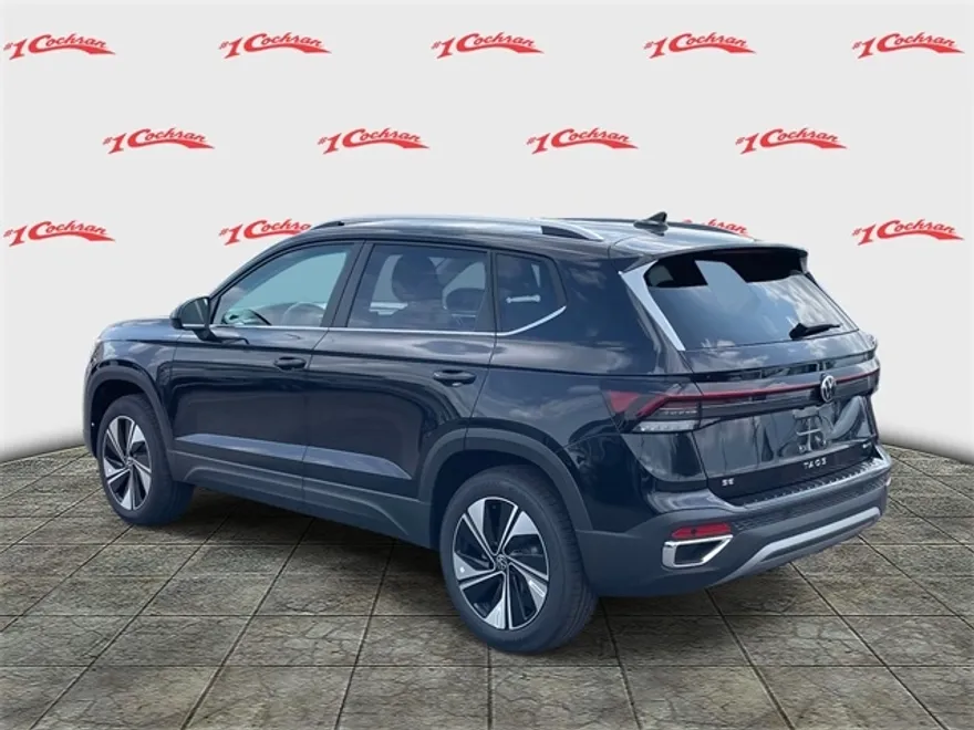 2025 Volkswagen Taos SE photo 1