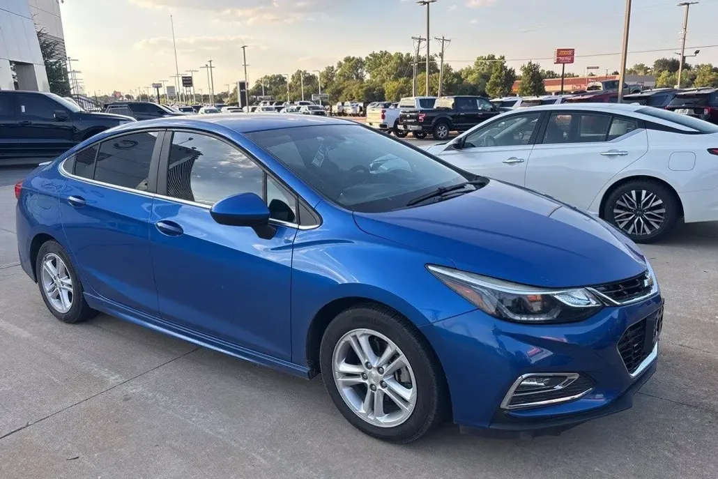 2016 Chevrolet Cruze LT photo 1