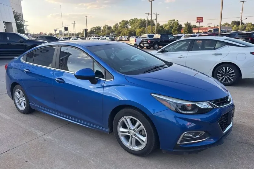 2016 Chevrolet Cruze LT photo 1