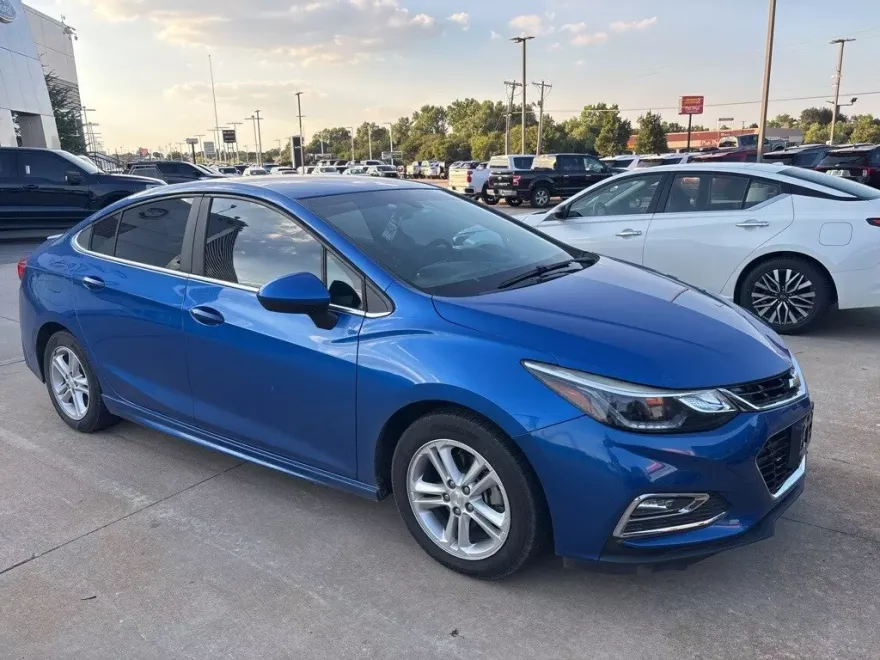 2016 Chevrolet Cruze LT photo 1