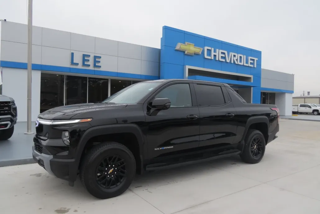 2025 Chevrolet Silverado EV LT photo 1