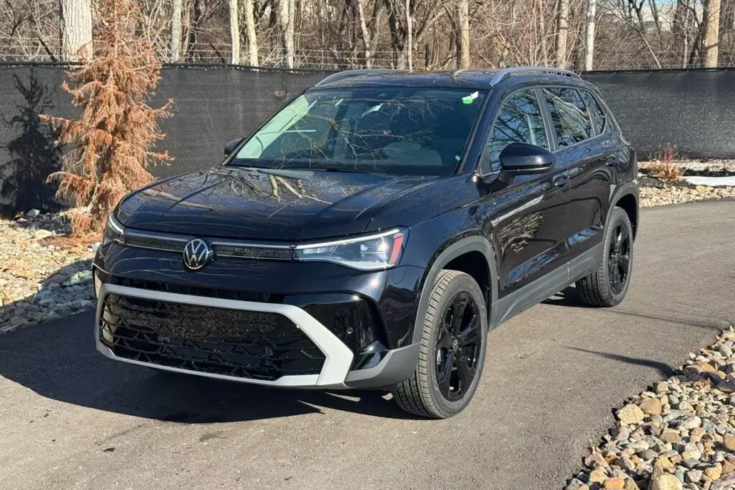 2025 Volkswagen Taos SEL photo 1