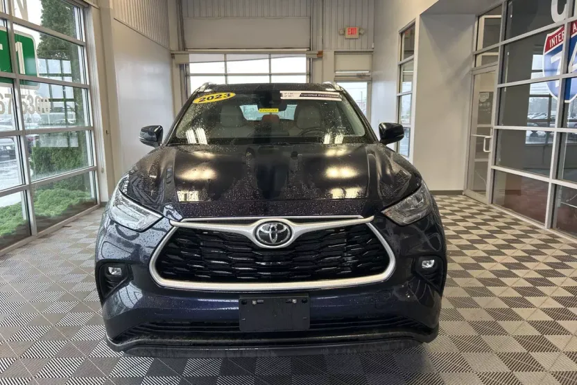2023 Toyota Highlander XLE photo 1