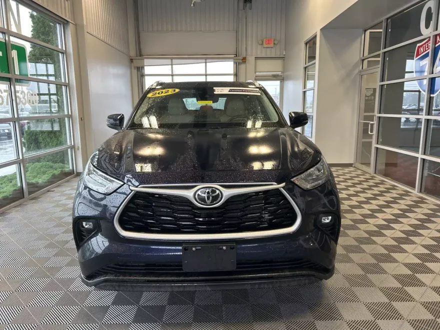 2023 Toyota Highlander XLE photo 1