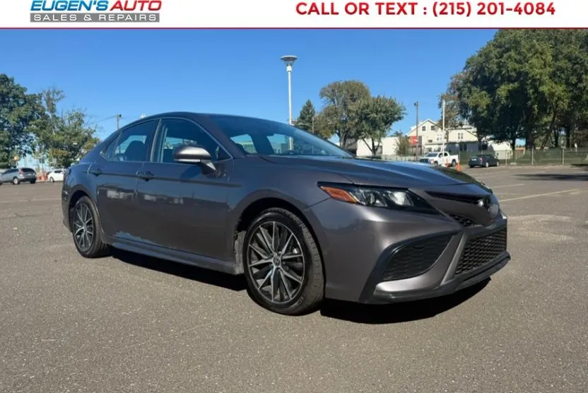 2022 Toyota Camry SE photo 1