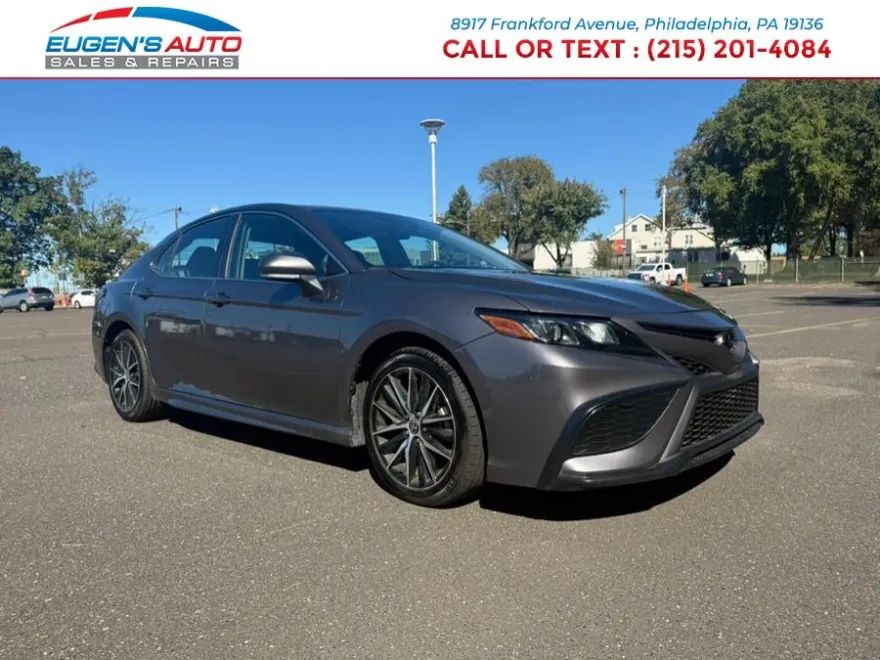 2022 Toyota Camry SE photo 1