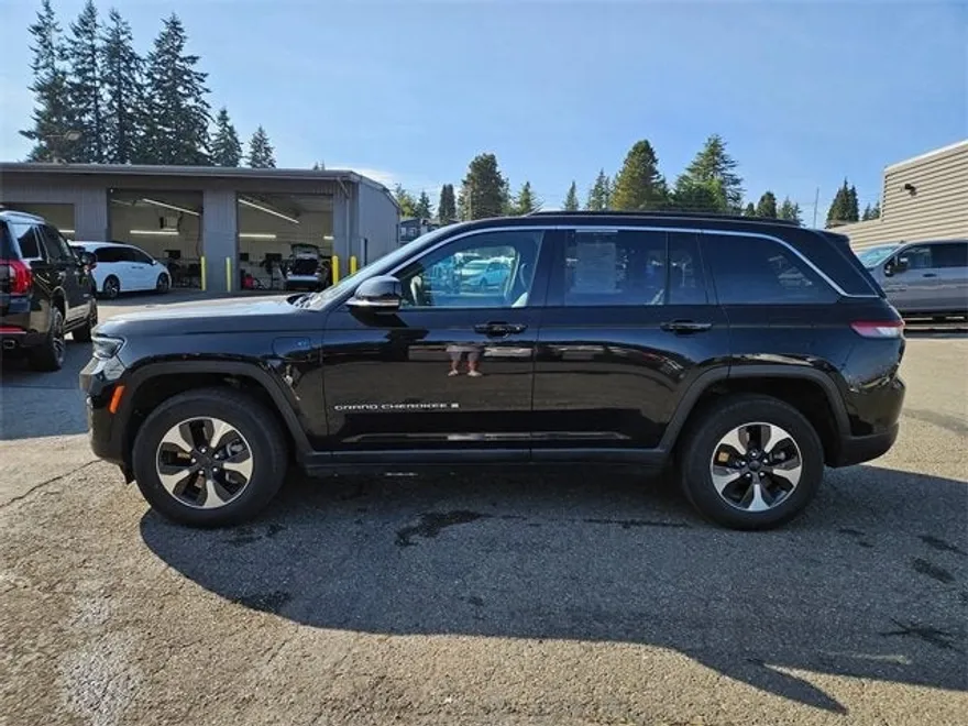 2024 Jeep Cherokee Limited 4xe photo 1