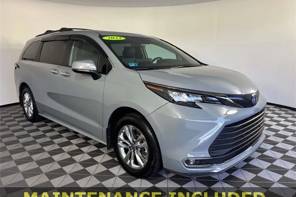 2023 Toyota Sienna Woodland Edition photo 1