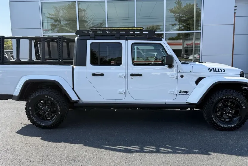 2024 Jeep Gladiator Willys photo 1