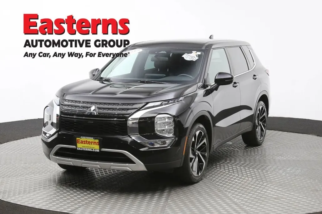 2023 Mitsubishi Outlander SE photo 1