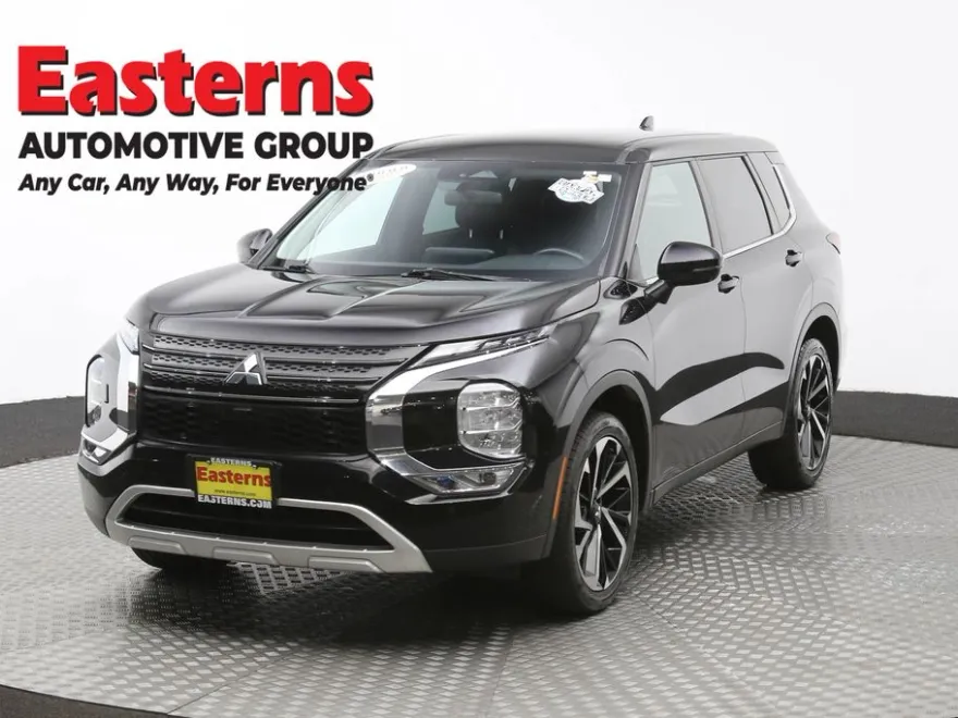 2023 Mitsubishi Outlander SE photo 1