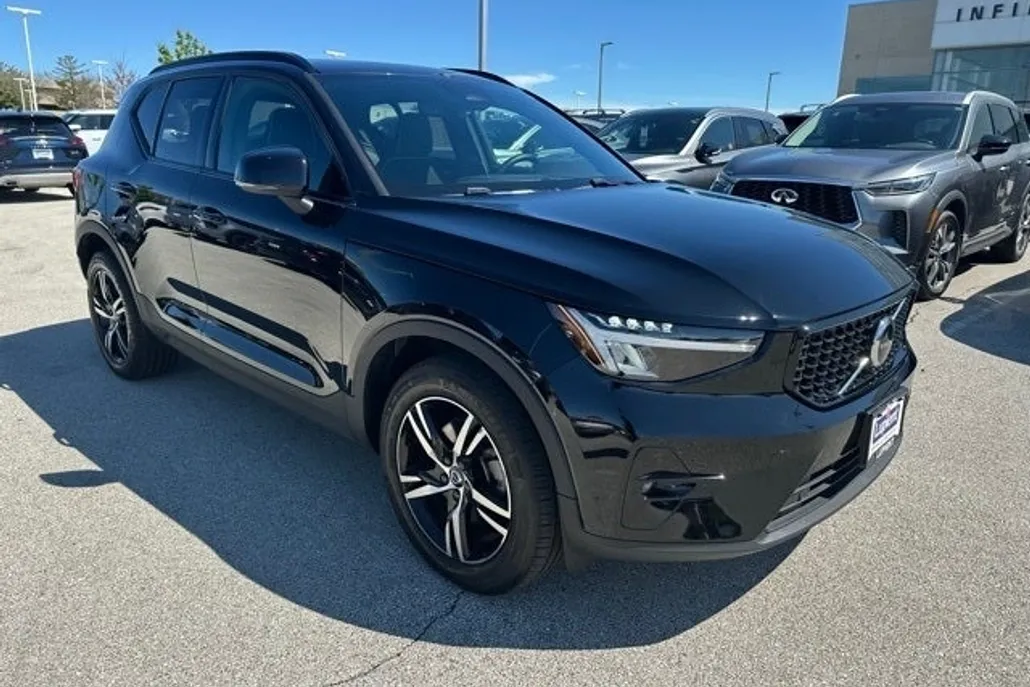 2023 Volvo XC40 Plus photo 1