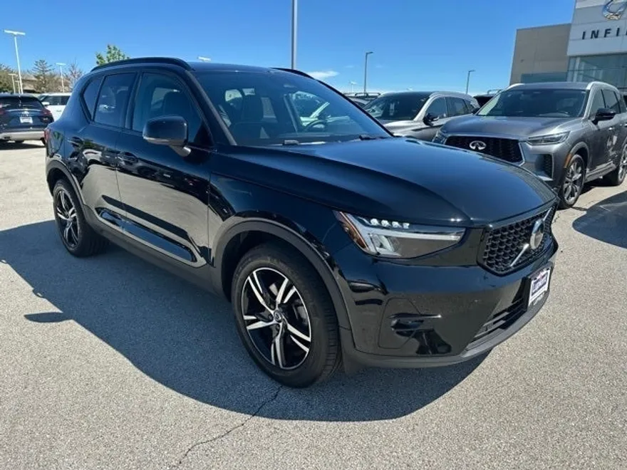 2023 Volvo XC40 Plus photo 1