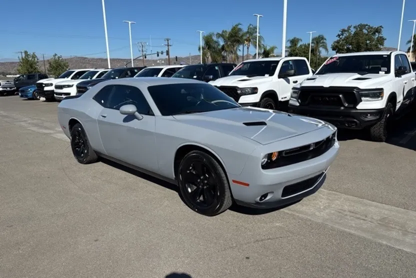 2021 Dodge Challenger SXT photo 1