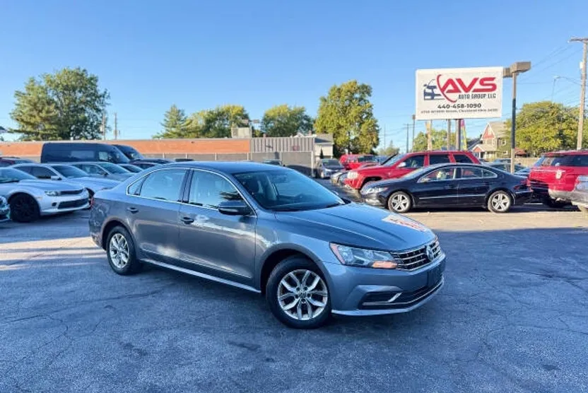 2016 Volkswagen Passat TDI S R-Line photo 1