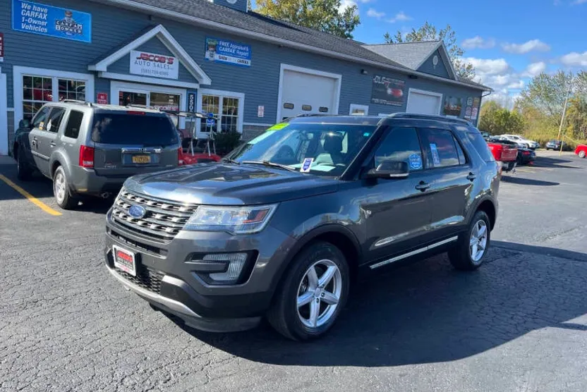 2016 Ford Explorer XLT photo 1