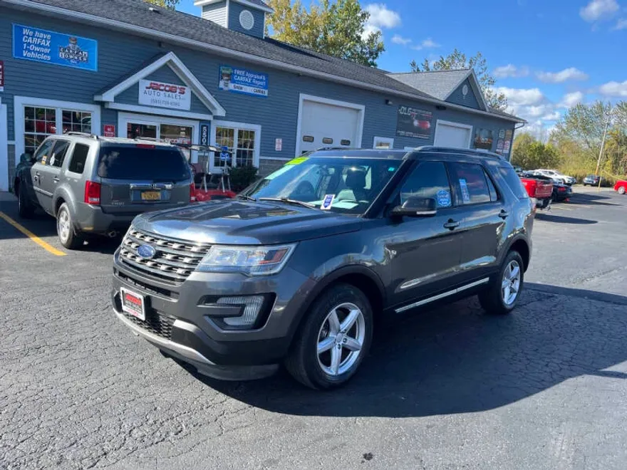 2016 Ford Explorer XLT photo 1