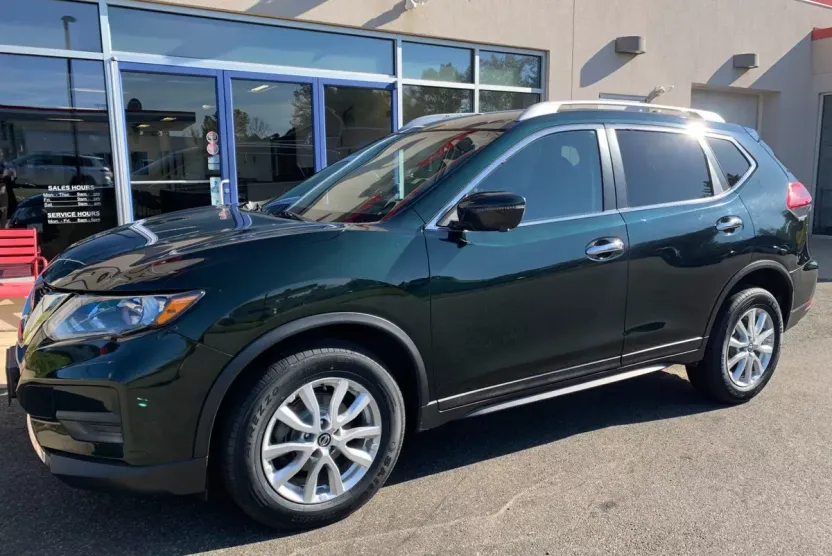 2018 Nissan Rogue SV photo 1