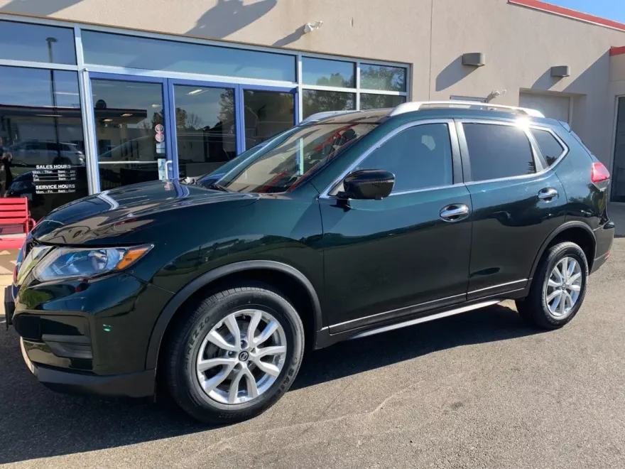 2018 Nissan Rogue SV photo 1