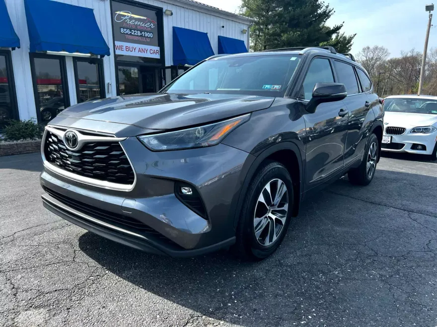 2022 Toyota Highlander XLE photo 1