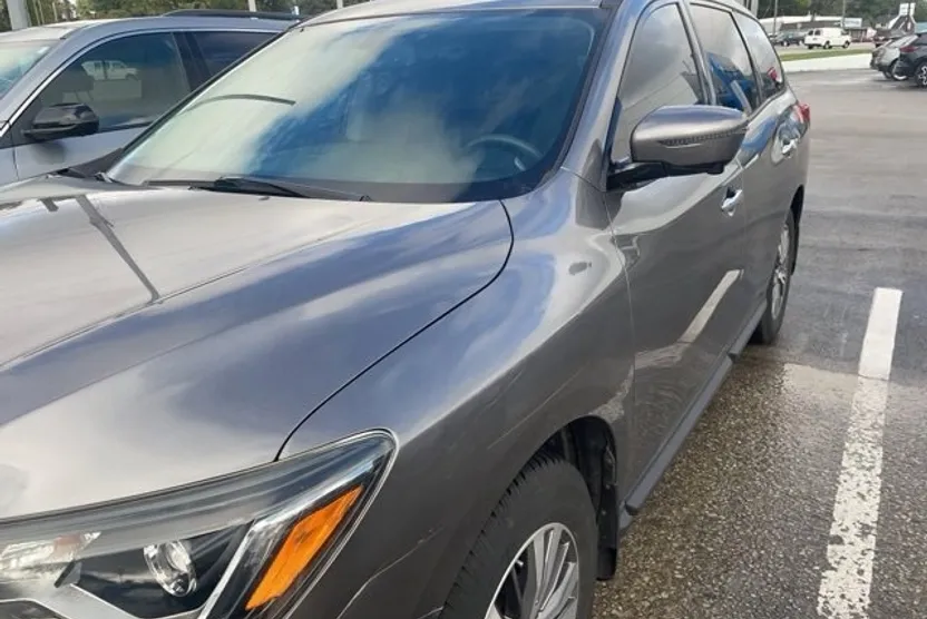2017 Nissan Pathfinder SL photo 1