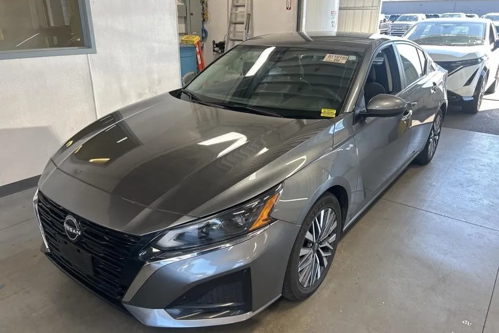 2023 Nissan Altima 2.5 SV photo 1