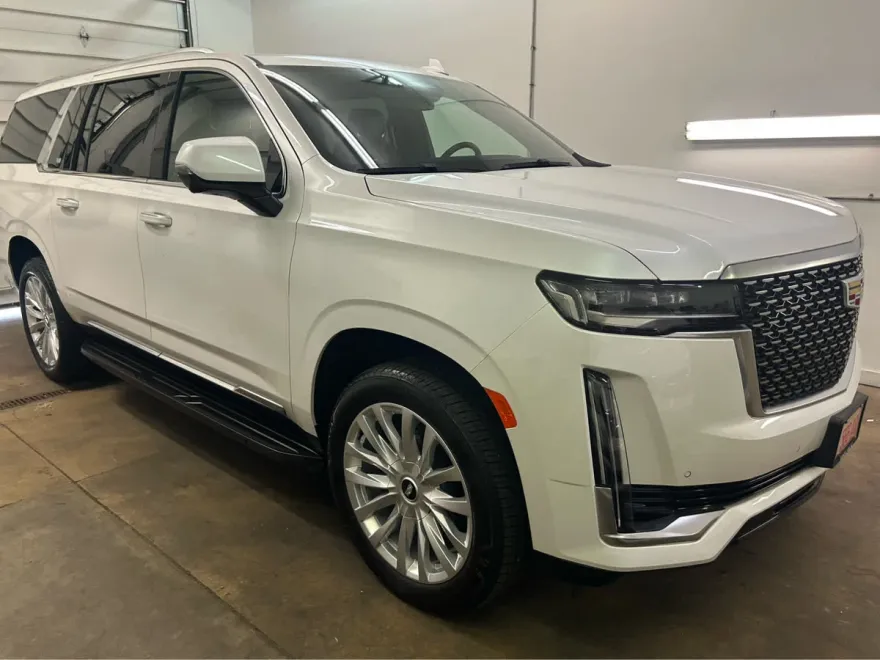 2022 Cadillac Escalade ESV Luxury photo 1