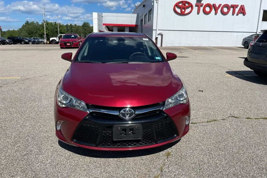 2017 Toyota Camry SE photo 1