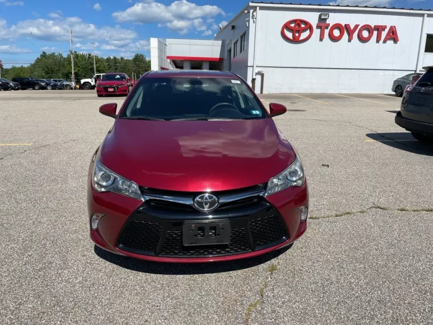 2017 Toyota Camry SE photo 1