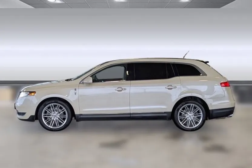 2018 Lincoln MKT Reserve photo 1